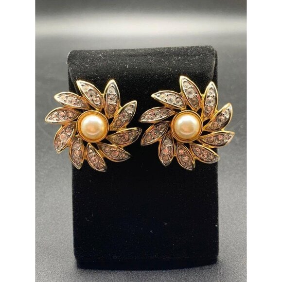 Daisy Flowers Clip On Earrings Pearls and Rhinestones Gold Tone Elegant Earrings - Picture 2 of 5